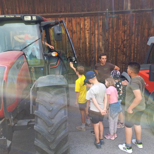 Bauer zeigt den Kindern die Landmaschinen