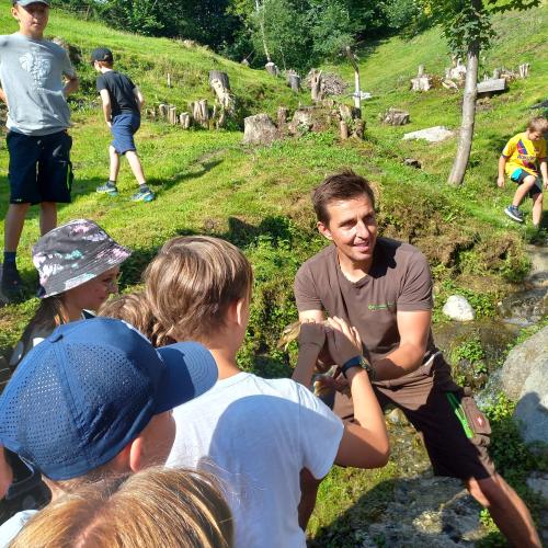 Thomas zeigt den Kindern eine Ente