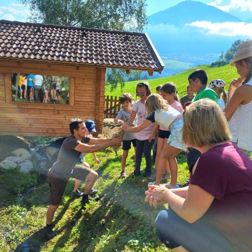 Kinder stehen am Zaun des Hühnergeheges