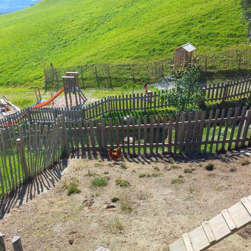 Blick auf Hühnergehege und Spielplatz