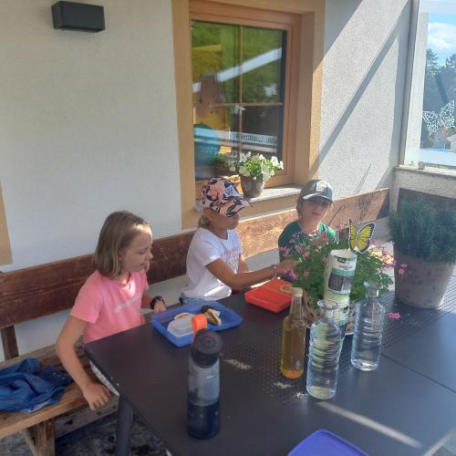 Kinder essen ihre Jause 