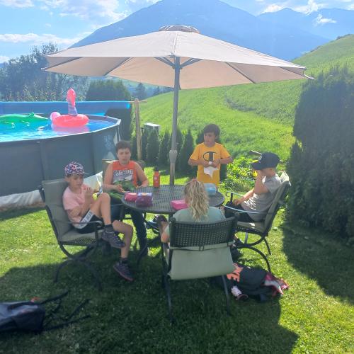 Kinder essen auf Terrasse ihre Jause