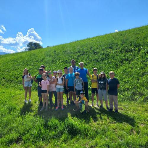 Die 4b-Klasse mit ihren beiden Lehrern