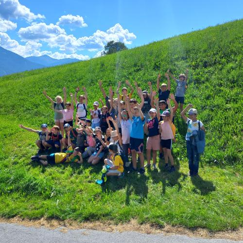 die beiden vierten Klassen mit erhobenen Händen