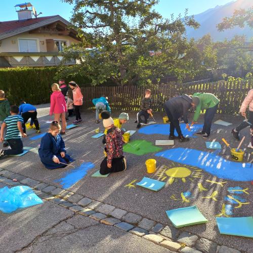 Die 4. Klasse verschönert die Schulstraße