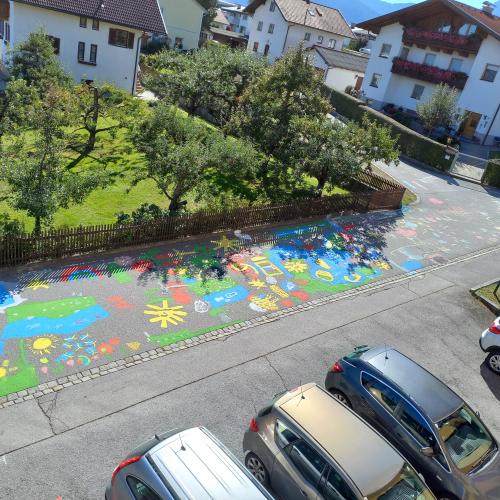 Die blühende Straße vom 1. Stock aus gesehen.