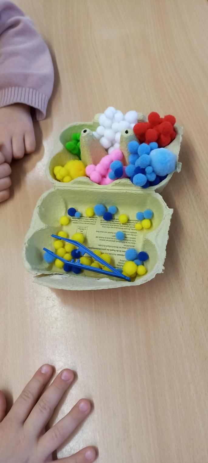 weiche Bälle mit Pinzette