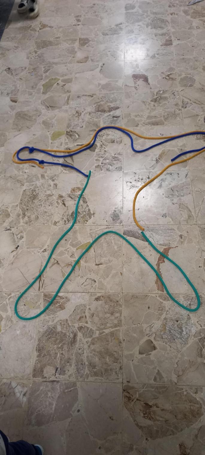 Umrisse eines Kindes mit Schnüren gelegt