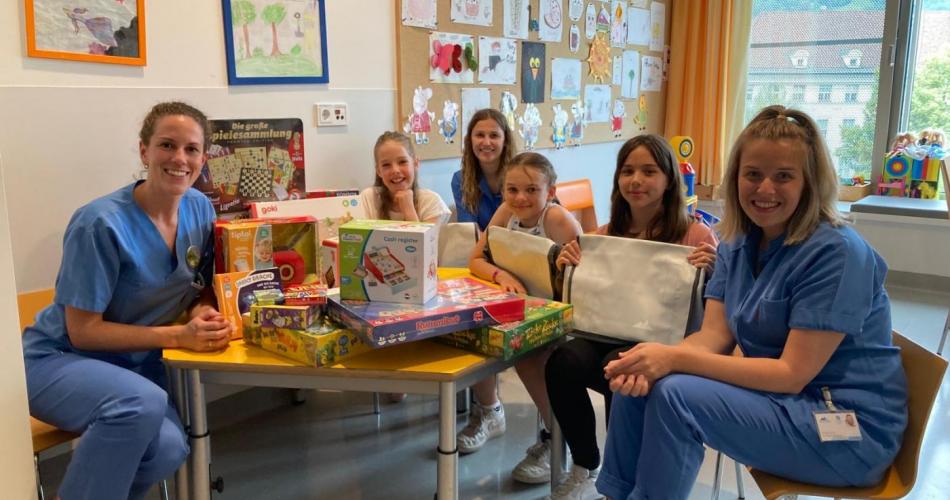 Übergabe der Spiele an die Kinderklinik