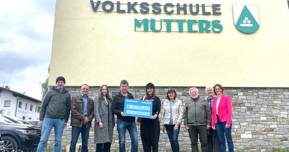 Menschengruppe vor der VS Mutters mit Scheck