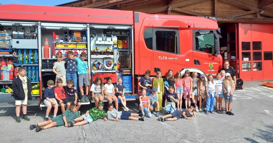 SchülerInnen beim Feuerwehrauto
